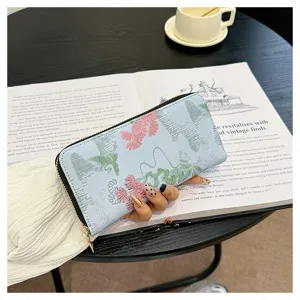Vue détaillée de portefeuille long zippé pour femme avec broderie élégante et grande capacité.