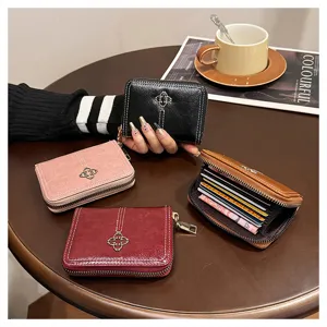 Mini portafoglio corto donna con scomparti carte e zip, porta carte in ecopelle tinta unita.