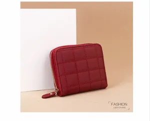 Vue détaillée du portefeuille court matelassé rouge élégant avec fermeture éclair et coutures.