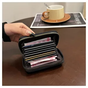 Λεπτομερής όψη μαύρης θήκης καρτών από PU δέρμα με πολλαπλές εσωτερικές θήκες.