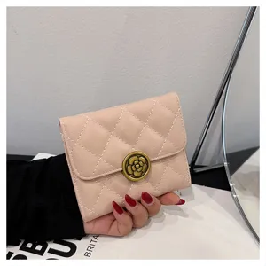 Portefeuille court matelassé rose pour femme, porte-cartes minimaliste et joli détail de monnaie.