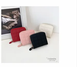 Portefeuille court matelassé pour femme avec fermeture éclair, design compact élégant.