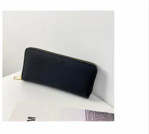 Monedero largo negro clásico para mujer con cremallera y ranuras para tarjetas.