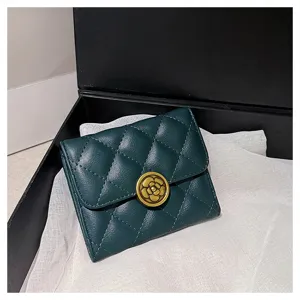 Petit portefeuille matelassé vert foncé élégant avec bouton camélia et fentes pour cartes.