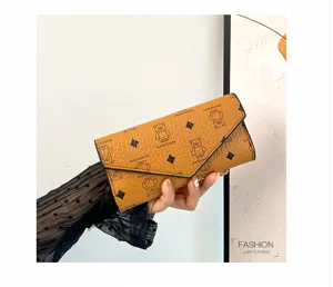 Damen Langbörse mit klassischem Monogramm-Muster, Dreifach-Design und vielen Kartenfächern.