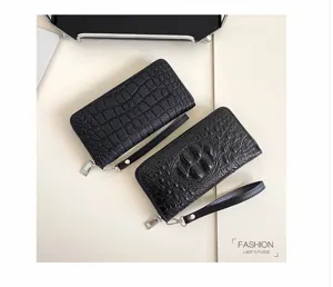 Portefeuille long noir motif crocodile avec dragonne et fermeture éclair pour usage quotidien.