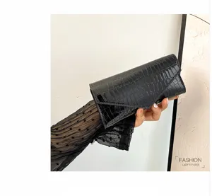 Schwarze Damen Geldbörse mit Kroko-Muster und dreieckiger Klappe, elegante Clutch Tasche.