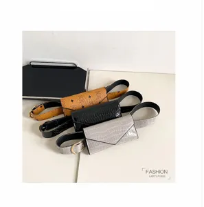 Detailansicht des Damengürteltaschen-Sets mit Umschlagklappe und praktischen Kartenfächern.
