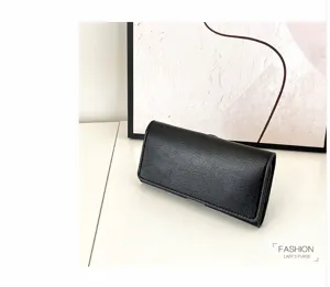 Schwarze lange Leder Gürteltasche Handytasche, minimalistisches Design für Alltag.