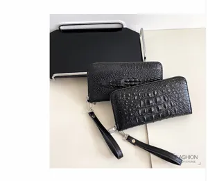 Portefeuille long noir motif crocodile en gros plan, bracelet élégant et grande capacité.