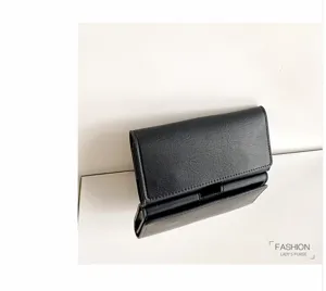 Schwarze lange Geldbörse Detailansicht, minimalistische Handytasche aus Kunstleder.