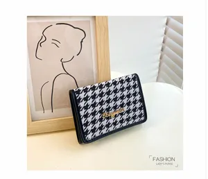 Κομψό ασπρόμαυρο κοντό πορτοφόλι houndstooth με χρυσές μεταλλικές λεπτομέρειες.