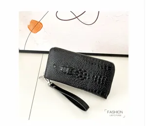 Portefeuille long zippé noir motif crocodile avec dragonne pour homme et femme élégant.
