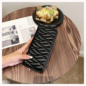 Schwarze gesteppte lange Geldbörse mit Reißverschluss für Damen, große praktische Clutch.