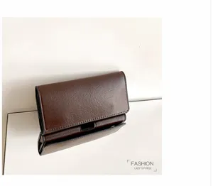 Dunkelbraune lange Gürteltasche Handytasche Detailansicht, minimalistisches Unisex Lederetui.