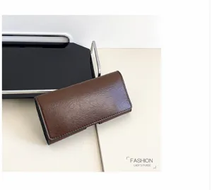 Minimalistische dunkelbraune lange Ledergeldbörse Handytasche mit elegantem Klappdesign.