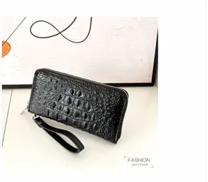 Portefeuille long noir motif crocodile pour femme avec lanière, design spacieux pour cartes.