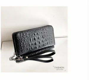 Portefeuille long noir motif crocodile avec dragonne, grand format zippé pour cartes.