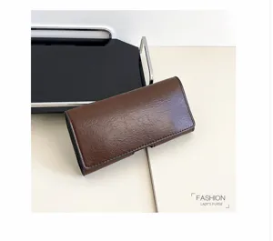 Klassische braune lange Geldbörse und Handytasche Detailansicht, schlichtes Unisex-Design.
