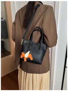Borsa secchiello nera con ciondolo cavallo alato, elegante borsa a tracolla per donna moderna