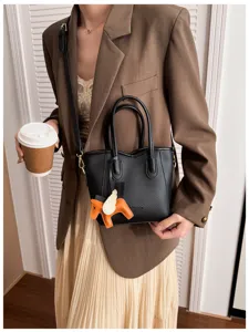 Elegante borsa a secchiello in pelle nera con manici, tracolla e ciondolo cavallo.