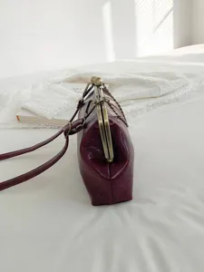 Vintage PU leather kiss lock shell bag, stylish crossbody shoulder bag with chain strap.
