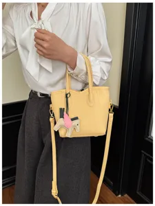 Borsa a secchiello gialla minimalista in stile coreano con charm cavallo alato, tracolla chic.