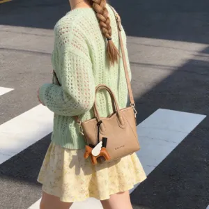 Borsa a secchiello casual coreana da donna con ciondolo a cavallo elegante e chic.