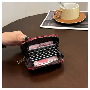 Portafoglio compatto rosso mini con cerniera e vari scomparti per carte da donna.