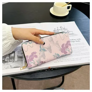Portefeuille long femme en jacquard floral rose, grand porte-monnaie zippé avec fentes pour cartes.