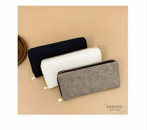 Vista detallada de la cartera larga de mujer con cremallera y compartimentos para tarjetas.