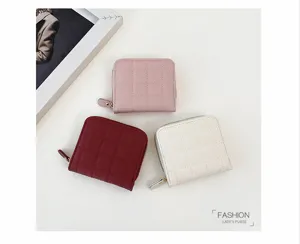 Portefeuille court et matelasse pour femme, elegante pochette zippee au quotidien.