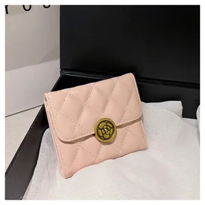 Portefeuille court matelassé rose avec bouton pression camélia élégant et porte-cartes pratique.