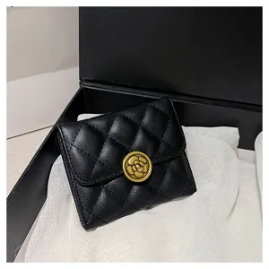 Portefeuille court matelassé noir élégant avec fermoir fleur de camélia doré chic.