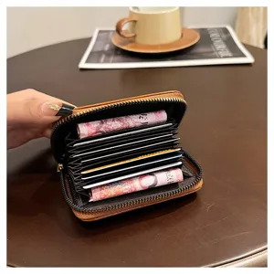 Mini portafoglio da donna, porta carte a fisarmonica in pelle PU marrone con zip sicura.