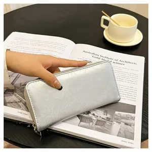 Portafoglio lungo da donna argentato con zip, vista dettagliata della borsa a mano.