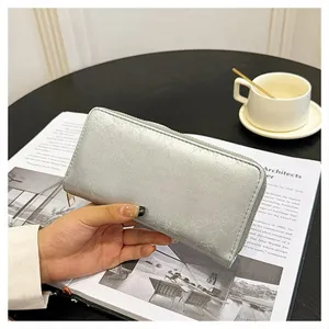 Portafoglio lungo argentato con cerniera da donna, elegante pochette con ampi scomparti per carte.