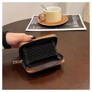 Mini portafoglio porta carte a fisarmonica marrone con chiusura a cerniera e scomparti.