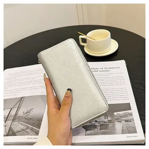 Dettagli del portafoglio lungo argento da donna con zip e grande capacità per carte tasca.