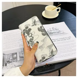 Portefeuille long pour femme tendance avec grande capacité et fermeture éclair sécurisée.