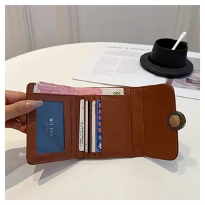 Porte-monnaie court marron élégant à trois volets avec fentes pour cartes et fenêtre d'identité.