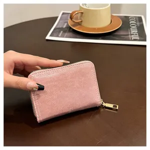 Vista dettagliata del mini portafoglio rosa con pelle morbida e chiusura a zip.