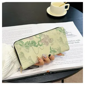 Vue détaillée d'un long portefeuille pour femme avec motif floral élégant et fermeture éclair.