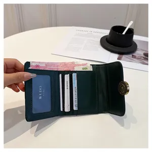 Vue détaillée du portefeuille vert foncé à trois volets avec divers emplacements pour cartes.