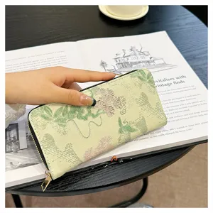 Vue détaillée d'un long portefeuille zippé pour femme en tissu brocart vert, spacieux.