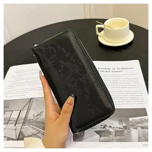 Portafoglio lungo nero con cerniera, vista dettagliata, elegante borsa spaziosa con tasche.