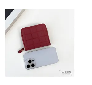 Portefeuille rouge matelasse court zippe pour femme, petit etui minimaliste de style elegant.