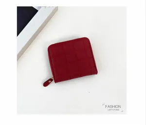 Porte-monnaie court matelassé rouge, petit portefeuille zippé élégant avec motif à carreaux, accessoire.
