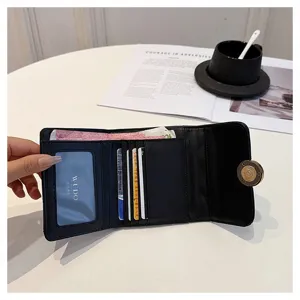 Porte-monnaie court noir minimaliste à trois volets avec plusieurs fentes pour cartes.