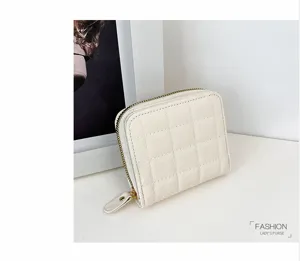 Portefeuille court matelassé blanc pour femme, élégant petit porte-monnaie zippé compact.